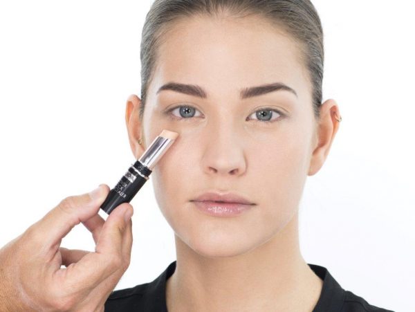 come scegliere il correttore giusto in base alla propria pelle e applicare Cover Stick Concelear
